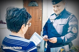 Policjant rozmawia z seniorką