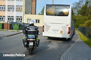 Policjant w trakcie kontroli autokaru